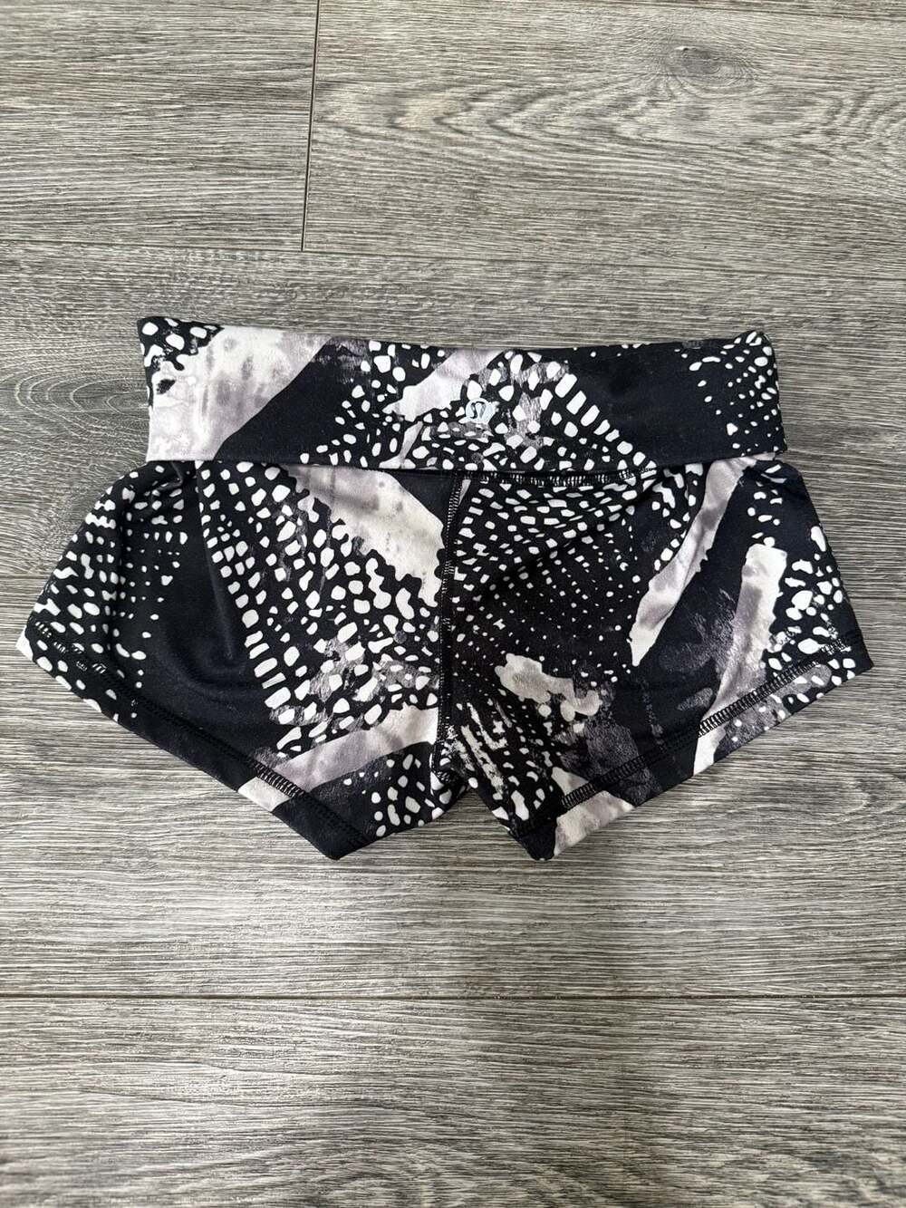 Lululemon Boogie Roll Down Shorts in Static Mist White Black - Picture 2 of 3
